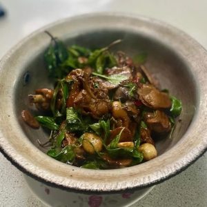 旅とつまみ。台南の夜市で出合った、完璧な三杯鶏。写真と文：桑原亮子 (料理家) #1