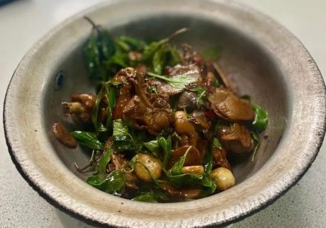 旅とつまみ。台南の夜市で出合った、完璧な三杯鶏。写真と文：桑原亮子 (料理家) #1