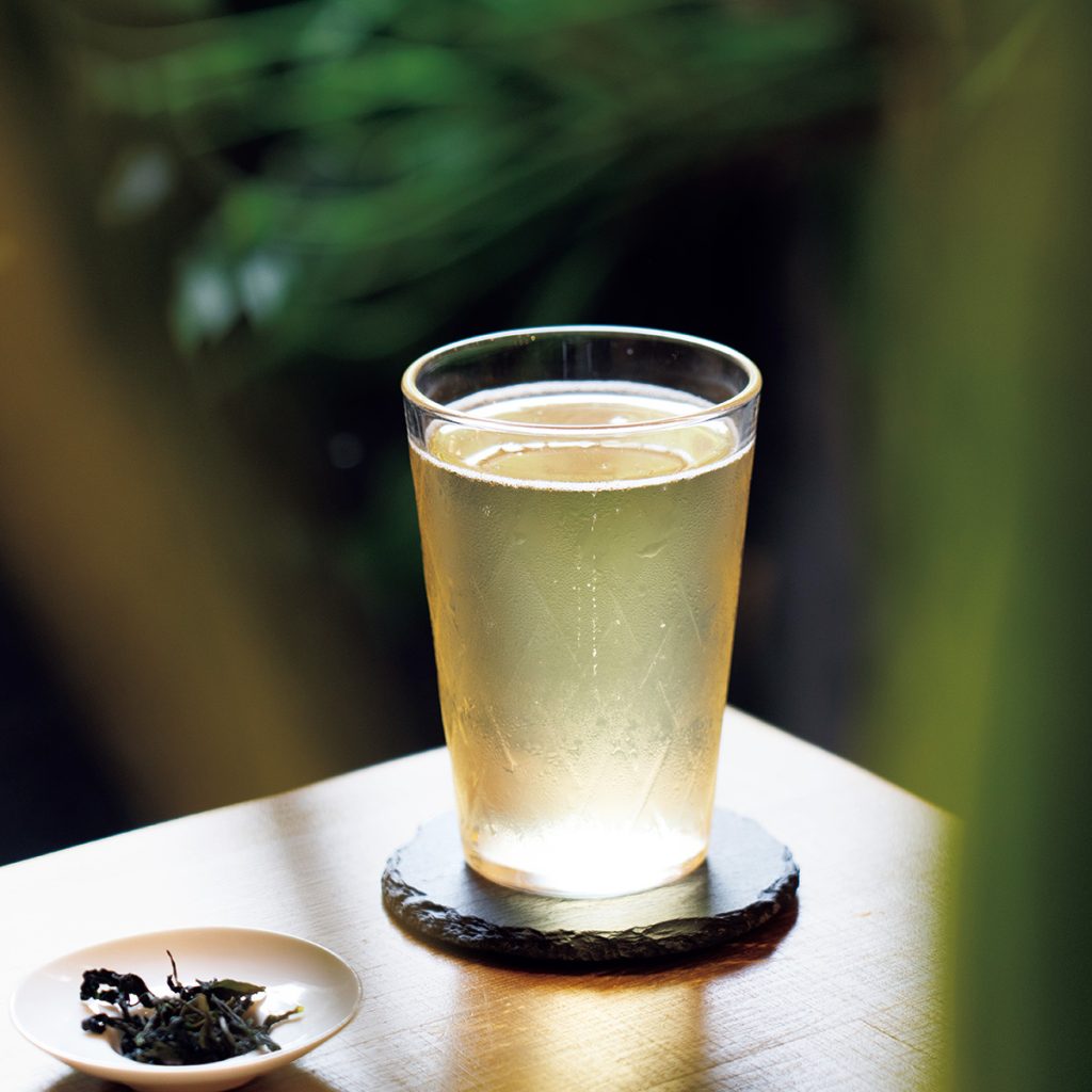 台湾茶業界に新風を吹き込む老舗で、香り豊かなドラフトティーを味わう。 | 二酸化炭素を注入した「微風」（180元）はすっきりとした飲み心地。