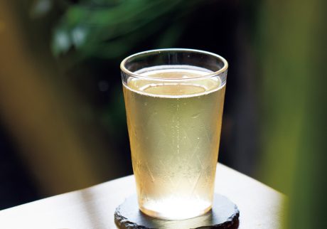台湾茶業界に新風を吹き込む老舗で、香り豊かなドラフトティーを味わう。 | 二酸化炭素を注入した「微風」(180元)はすっきりとした飲み心地。 台湾茶業界に新風を吹き込む老舗で、香り豊かなドラフトティーを味わう。 | 二酸化炭素を注入した「微風」(180元)はすっきりとした飲み心地。