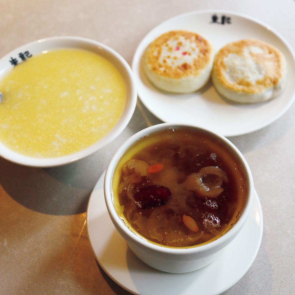 夏は冷やしていただく、白キクラゲの養生スイーツ。 台北小吃めぐり 手前が桂圓銀耳甜湯。奥の左から小米粥、牛肉と豚肉の餡餅。 | 手前が桂圓銀耳甜湯。奥の左から小米粥、牛肉と豚肉の餡餅。 夏は冷やしていただく、白キクラゲの養生スイーツ。 台北小吃めぐり 手前が桂圓銀耳甜湯。奥の左から小米粥、牛肉と豚肉の餡餅。
