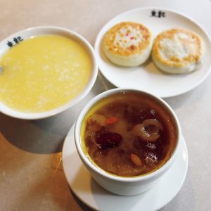 夏は冷やしていただく、白キクラゲの養生スイーツ。　台北小吃めぐり　手前が桂圓銀耳甜湯。奥の左から小米粥、牛肉と豚肉の餡餅。 | 手前が桂圓銀耳甜湯。奥の左から小米粥、牛肉と豚肉の餡餅。