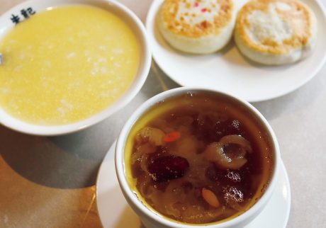 夏は冷やしていただく、白キクラゲの養生スイーツ。　台北小吃めぐり　手前が桂圓銀耳甜湯。奥の左から小米粥、牛肉と豚肉の餡餅。 | 手前が桂圓銀耳甜湯。奥の左から小米粥、牛肉と豚肉の餡餅。