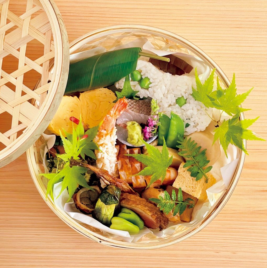 華やかな籠に詰まった旬の懐石料理。京都・白川通『三友居』の「竹籠弁当」。【幸せの折詰 vol.17】