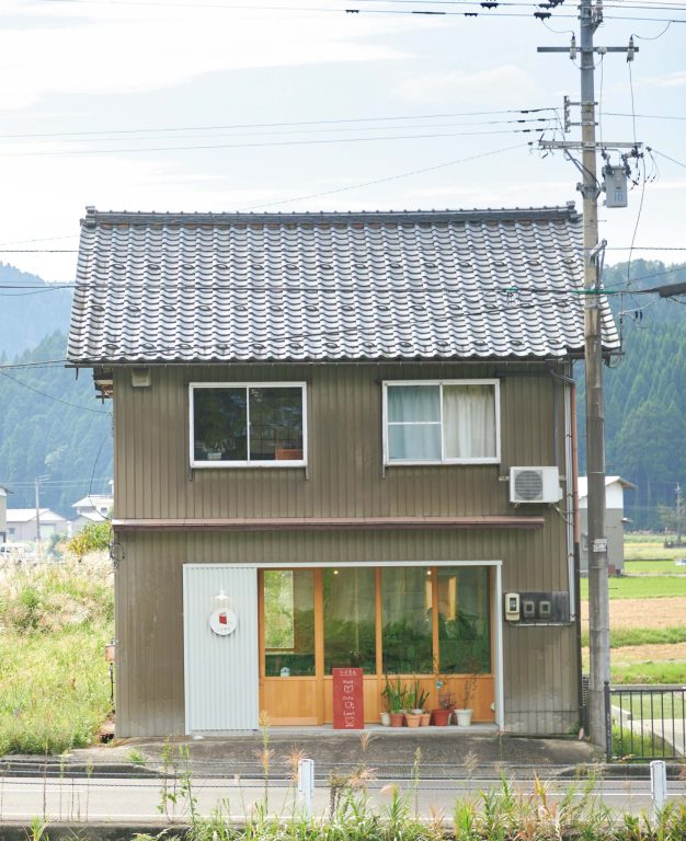 『小豆書房』が教えてくれた、福井県を歩くのが楽しくなる本「さばの缶づめ、宇宙へいく」。