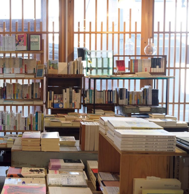 『本屋とほん』が教えてくれた、奈良県を歩くのが楽しくなる本「万葉集 新装版」。 『本屋とほん』が教えてくれた、奈良県を歩くのが楽しくなる本「万葉集 新装版」。
