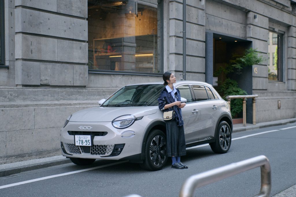 イタリアのカフェ文化から着想を得た〈フィアット〉の限定車「600 Hybrid La Prima Caffelatte」が登場。