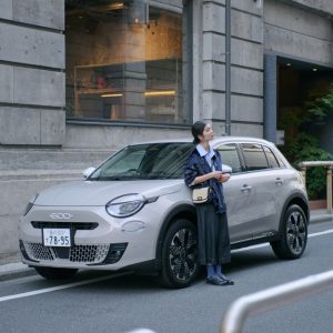 イタリアのカフェ文化から着想を得た〈フィアット〉の限定車「600 Hybrid La Prima Caffelatte」が登場。 | 心地よい加速と滑らかな走りで快適な運転を叶えてくれる一台。低速走行時には 100%電動走行も可能なハイブリッドシステムも搭載されている。