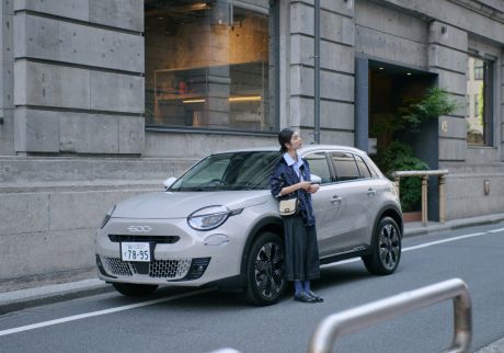 イタリアのカフェ文化から着想を得た〈フィアット〉の限定車「600 Hybrid La Prima Caffelatte」が登場。 | 心地よい加速と滑らかな走りで快適な運転を叶えてくれる一台。低速走行時には 100%電動走行も可能なハイブリッドシステムも搭載されている。