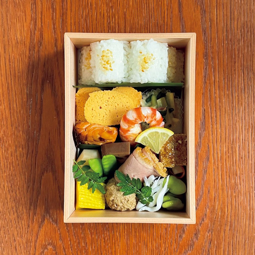 手にすっぽり入る小ぶりなお弁当にも欠かさない美意識。京都・祇園『京趣味 菱岩』の「折詰弁当・梅」。【幸せの折詰 vol.16】