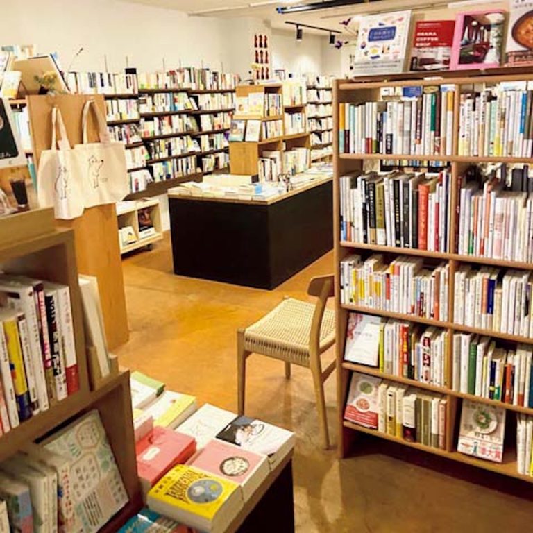 『本屋ルヌガンガ』が教えてくれた、香川県を歩くのが楽しくなる本「復活 超麺通団 恐るべき さぬきうどんの世界」。