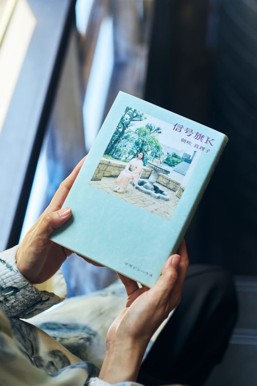 「走馬灯に出てこないような日常のささやかさに目を向け、言葉を綴り続ける」。作家・朝吹真理子さんが語る、エッセイ『信号旗K』に込めた想い。