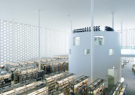 建築やアートを巡る旅。石川・金沢。前編　金沢海みらい図書館　金沢市西部地区に2011年に開館した『金沢海みらい図書館』（金沢市寺中町イ1‒1）。設計したのは工藤和美＋堀場弘／シーラカンスK&H。真っ白な壁に連なる3種類の大きさの丸窓が特徴的で、曇りの日でも天井高12ｍの吹き抜け空間に柔らかい光をもたらしている。約37万冊の蔵書のなかでも、北前船が往来していた日本海や、醤油をはじめとしたものづくりに関する資料が豊富に収集されている。金沢駅からバスで20分ほど。 | 金沢海みらい図書館
金沢市西部地区に2011年に開館した『金沢海みらい図書館』（金沢市寺中町イ1‒1）。設計したのは工藤和美＋堀場弘／シーラカンスK&H。真っ白な壁に連なる3種類の大きさの丸窓が特徴的で、曇りの日でも天井高12ｍの吹き抜け空間に柔らかい光をもたらしている。約37万冊の蔵書のなかでも、北前船が往来していた日本海や、醤油をはじめとしたものづくりに関する資料が豊富に収集されている。金沢駅からバスで20分ほど。