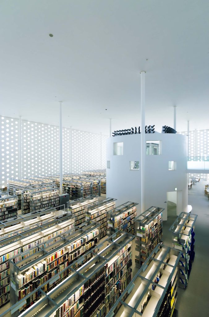 建築やアートを巡る旅。石川・金沢。前編　金沢海みらい図書館　金沢市西部地区に2011年に開館した『金沢海みらい図書館』（金沢市寺中町イ1‒1）。設計したのは工藤和美＋堀場弘／シーラカンスK&H。真っ白な壁に連なる3種類の大きさの丸窓が特徴的で、曇りの日でも天井高12ｍの吹き抜け空間に柔らかい光をもたらしている。約37万冊の蔵書のなかでも、北前船が往来していた日本海や、醤油をはじめとしたものづくりに関する資料が豊富に収集されている。金沢駅からバスで20分ほど。