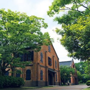 建築やアートを巡る旅。石川・金沢。　石川県立歴史博物館　愛称は『いしかわ赤レンガミュージアム』。「かつての陸軍兵器庫であり、戦後は金沢美術工芸大学として使用されていた建物。国の重要文化財にも指定され、建築好きでなくても一見の価値ありです」と、松本有未さん。ガラスドームに囲まれた、飲食物が持ち 込める休憩コーナーも人気の『石川県立歴史博物館』（金沢市出羽町3‒1）は、本多の森公園に位置。旧石器時代から近現代まで石川県の歴史に関する所蔵品が展示されている。前編 | 石川県立歴史博物館
愛称は『いしかわ赤レンガミュージアム』。「かつての陸軍兵器庫であり、戦後は金沢美術工芸大学として使用されていた建物。国の重要文化財にも指定され、建築好きでなくても一見の価値ありです」と、松本有未さん。ガラスドームに囲まれた、飲食物が持ち
込める休憩コーナーも人気の『石川県立歴史博物館』（金沢市出羽町3‒1）は、本多の森公園に位置。旧石器時代から近現代まで石川県の歴史に関する所蔵品が展示されている。