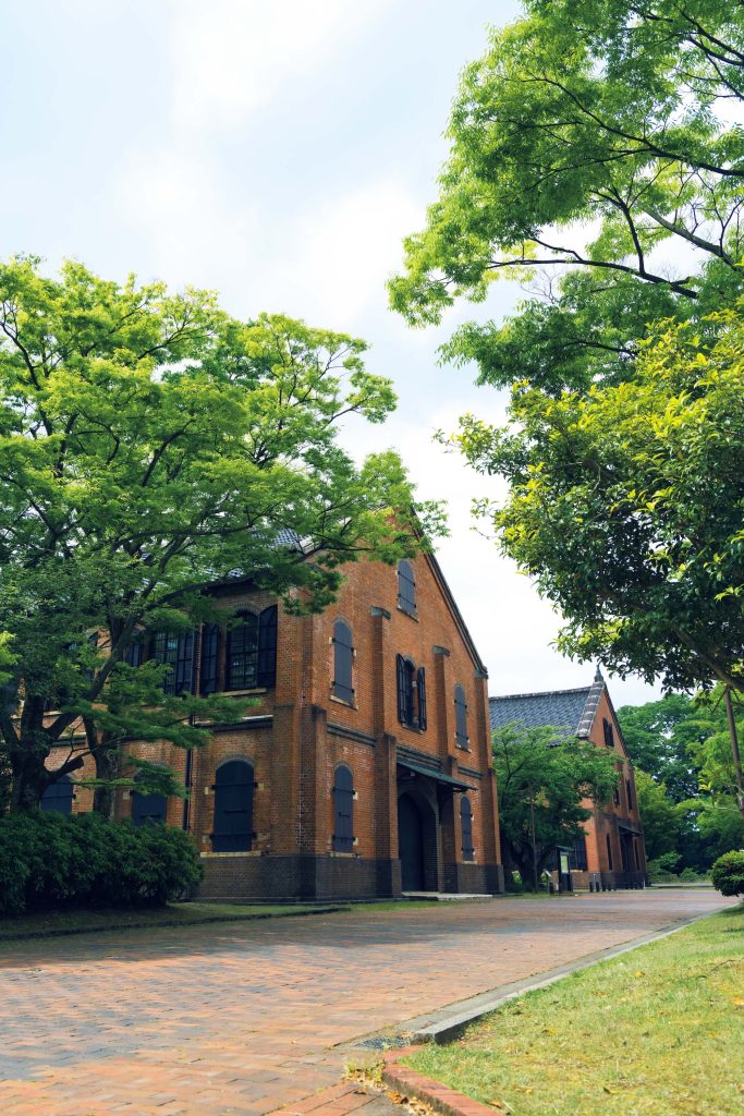 建築やアートを巡る旅。石川・金沢。　石川県立歴史博物館　愛称は『いしかわ赤レンガミュージアム』。「かつての陸軍兵器庫であり、戦後は金沢美術工芸大学として使用されていた建物。国の重要文化財にも指定され、建築好きでなくても一見の価値ありです」と、松本有未さん。ガラスドームに囲まれた、飲食物が持ち 込める休憩コーナーも人気の『石川県立歴史博物館』（金沢市出羽町3‒1）は、本多の森公園に位置。旧石器時代から近現代まで石川県の歴史に関する所蔵品が展示されている。前編 | 石川県立歴史博物館
愛称は『いしかわ赤レンガミュージアム』。「かつての陸軍兵器庫であり、戦後は金沢美術工芸大学として使用されていた建物。国の重要文化財にも指定され、建築好きでなくても一見の価値ありです」と、松本有未さん。ガラスドームに囲まれた、飲食物が持ち
込める休憩コーナーも人気の『石川県立歴史博物館』（金沢市出羽町3‒1）は、本多の森公園に位置。旧石器時代から近現代まで石川県の歴史に関する所蔵品が展示されている。