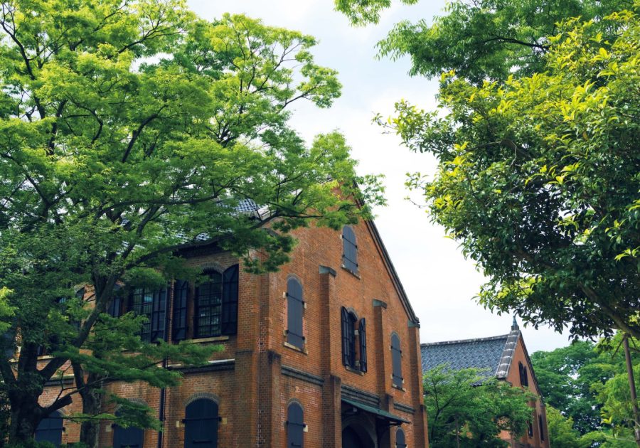 建築やアートを巡る旅。石川・金沢。　石川県立歴史博物館　愛称は『いしかわ赤レンガミュージアム』。「かつての陸軍兵器庫であり、戦後は金沢美術工芸大学として使用されていた建物。国の重要文化財にも指定され、建築好きでなくても一見の価値ありです」と、松本有未さん。ガラスドームに囲まれた、飲食物が持ち 込める休憩コーナーも人気の『石川県立歴史博物館』（金沢市出羽町3‒1）は、本多の森公園に位置。旧石器時代から近現代まで石川県の歴史に関する所蔵品が展示されている。前編 | 石川県立歴史博物館
愛称は『いしかわ赤レンガミュージアム』。「かつての陸軍兵器庫であり、戦後は金沢美術工芸大学として使用されていた建物。国の重要文化財にも指定され、建築好きでなくても一見の価値ありです」と、松本有未さん。ガラスドームに囲まれた、飲食物が持ち
込める休憩コーナーも人気の『石川県立歴史博物館』（金沢市出羽町3‒1）は、本多の森公園に位置。旧石器時代から近現代まで石川県の歴史に関する所蔵品が展示されている。