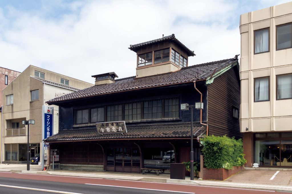 建築やアートを巡る旅。石川・金沢。前編築100年の油問屋の建物に『四知堂kanazawa』と『SKLo』が入る。入り口にある丸窓やすりガラスなど、大正時代の和洋折衷の意匠もかわいい。どちらの店も農業や空間スタイリングなど様々な活動をしている塚本美樹（よしき）さんがオーナー | 築100年の油問屋の建物に『四知堂kanazawa』と『SKLo』が入る。入り口にある丸窓やすりガラスなど、大正時代の和洋折衷の意匠もかわいい。どちらの店も農業や空間スタイリングなど様々な活動をしている塚本美樹（よしき）さんがオーナー。