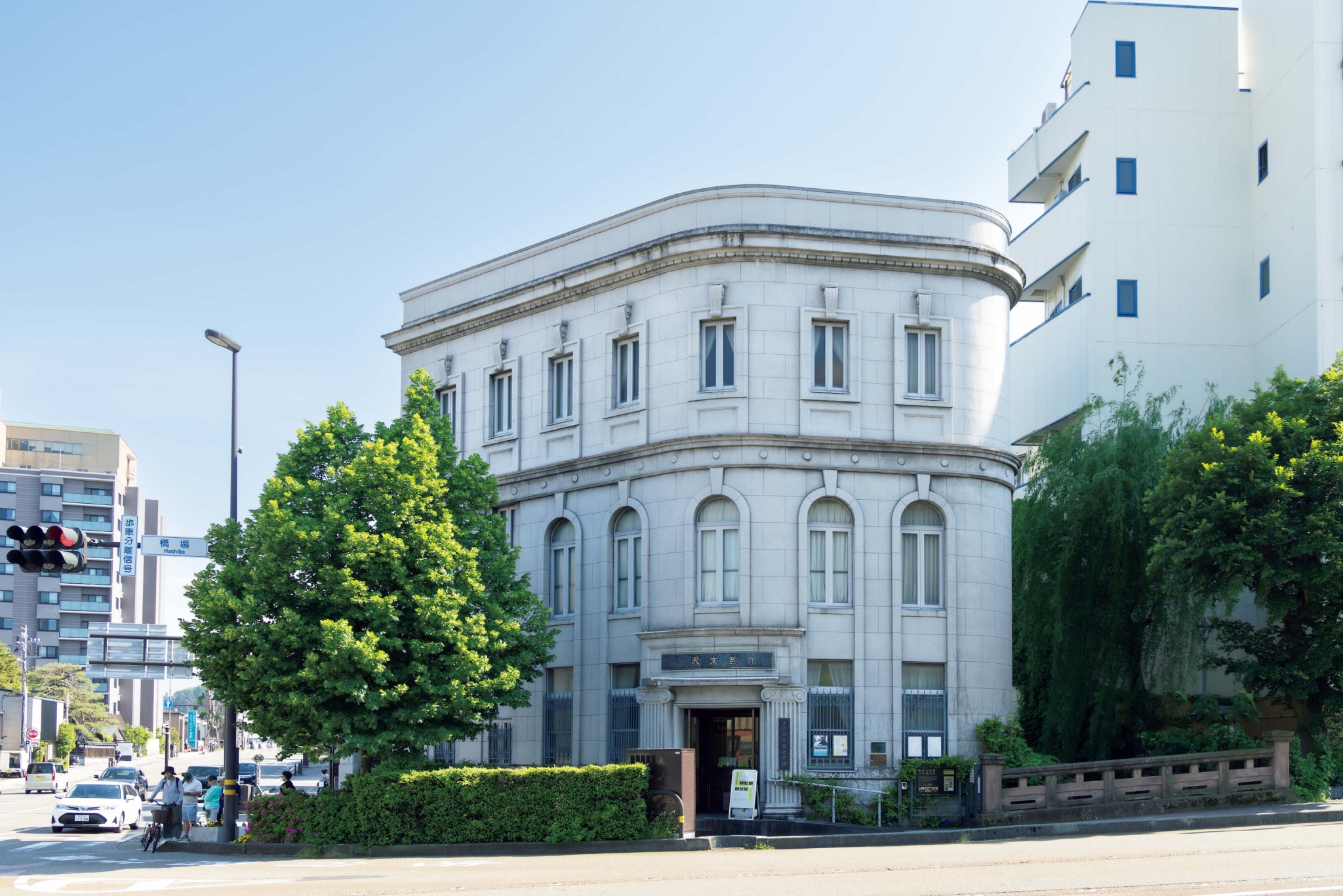 建築やアートを巡る旅。石川・金沢で出合った17のスポット。中編橋場交差点にある『金沢文芸館』（金沢市尾張町1‒7‒10）。1929年竣工の銀行だった建物で、擬ルネサンス様式の外観はほぼ当時のまま。入り口を入ると、銀行時代から使われていたカウンターを目にすることができる。 | 橋場交差点にある『金沢文芸館』（金沢市尾張町1‒7‒10）。1929年竣工の銀行だった建物で、擬ルネサンス様式の外観はほぼ当時のまま。入り口を入ると、銀行時代から使われていたカウンターを目にすることができる。