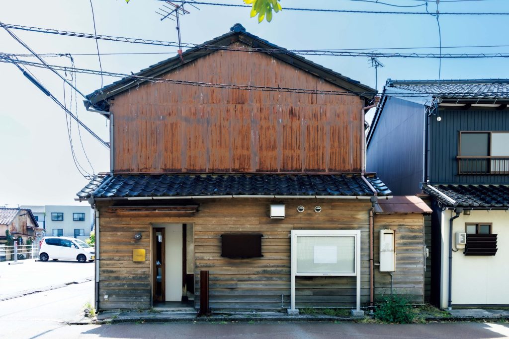 『秋霖館』を主宰するオリビエさんが設置した『Keijiban』（金沢市高岡町18‒13）。「屋外掲示板をそのままギャラリーにするという試みで、気づく人だけが気づく、というユニークなアートスペースです」と、松本さん。建築やアートを巡る旅。石川・金沢で出合った17のスポット。中編 | 『秋霖館』を主宰するオリビエさんが設置した『Keijiban』（金沢市高岡町18‒13）。「屋外掲示板をそのままギャラリーにするという試みで、気づく人だけが気づく、というユニークなアートスペースです」と、松本さん。