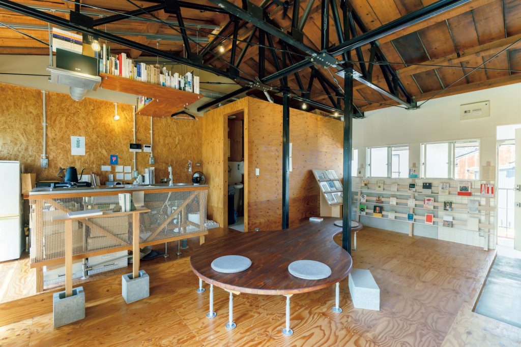 建築やアートを巡る旅。石川・金沢で出合った17のスポット。中編すみれハウスというアパートの2階にある本屋『6号室』（金沢市長町1‒4‒34）。棚ごとに異なる選者がセレクトした本が並ぶ。「単に消費するのではなく、本を媒介としたケアのための場所にしたいと、この形に」と、店長の神野元次郎さん。 | すみれハウスというアパートの2階にある本屋『6号室』（金沢市長町1‒4‒34）。棚ごとに異なる選者がセレクトした本が並ぶ。「単に消費するのではなく、本を媒介としたケアのための場所にしたいと、この形に」と、店長の神野元次郎さん。