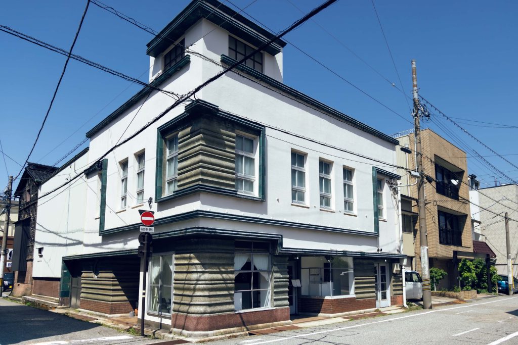 建築やアートを巡る旅。石川・金沢で出合った17のスポット。中編インテリアショップ『Cazahana』（金沢市尾張町1‒8‒1）の外観。1928年竣工の、旗などを扱っていた旧村松商店の建物で、モダンな鉄筋コンクリート3階建て。青色のタイルの連なりが印象的な、アールデコ調の外観になっている。 | インテリアショップ『Cazahana』（金沢市尾張町1‒8‒1）の外観。1928年竣工の、旗などを扱っていた旧村松商店の建物で、モダンな鉄筋コンクリート3階建て。青色のタイルの連なりが印象的な、アールデコ調の外観になっている。