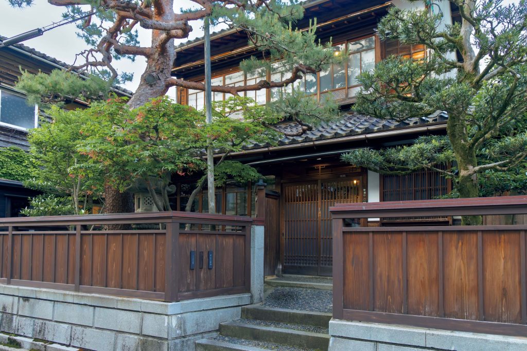 建築やアートを巡る旅。石川・金沢で出合った17のスポット。中編『書架の周辺』や松本さんの店『ことのは不動産』、ジュエリーショップ『soyoh』が入った築100年の町家。使い込まれた木造建築の静かな佇まいが、それぞれの店で過ごすゆっくりとした時間をより豊かに感じさせてくれる。 | 『書架の周辺』や松本さんの店『ことのは不動産』、ジュエリーショップ『soyoh』が入った築100年の町家。使い込まれた木造建築の静かな佇まいが、それぞれの店で過ごすゆっくりとした時間をより豊かに感じさせてくれる。