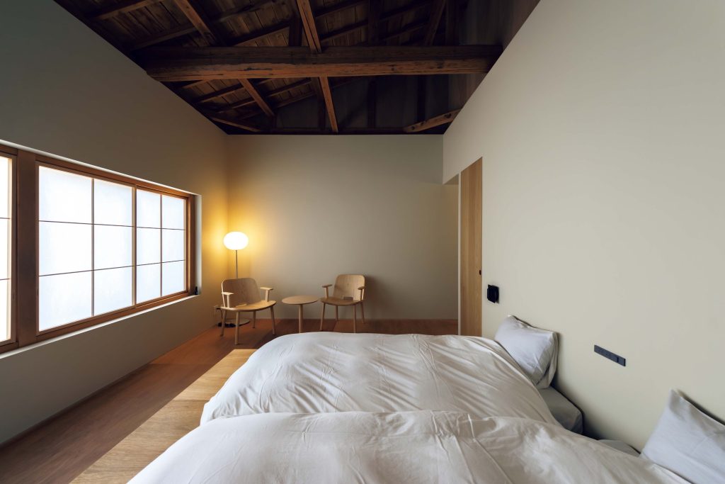 建築やアートを巡る旅。石川・金沢で出合った17のスポット。中編メゾネットタイプのアパートメントホテル『YALDA』（金沢市本多町3‒1‒28）。ジャスパー・モリソンの椅子が置かれた2名までの部屋と、ボーエ・モーエンセンのダイニングセットが置かれた5名まで滞在できる部屋の、2組限定。 | メゾネットタイプのアパートメントホテル『YALDA』（金沢市本多町3‒1‒28）。ジャスパー・モリソンの椅子が置かれた2名までの部屋と、ボーエ・モーエンセンのダイニングセットが置かれた5名まで滞在できる部屋の、2組限定。