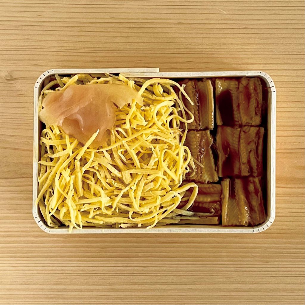 錦糸卵とふわふわの穴子が絶品。京都・三条通『すし善』の「穴子ちらし」。【幸せの折詰 vol.18】 錦糸卵とふわふわの穴子が絶品。京都・三条通『すし善』の「穴子ちらし」。【幸せの折詰 vol.18】
