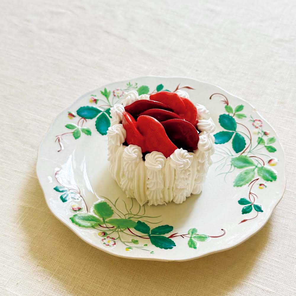 赤いフルーツで可愛らしく飾った、リヨン発祥のアイスケーキ。『ユヌ・グラス・ア・パリ』のヴァシュラン。【パリジェンヌの4時のおやつ】