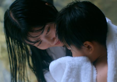 洗うほどふかふかになるタオルは、家族に寄り添う存在に。モデル・デザイナーの酒井景都さんが体感した〈タオルの本質〉とは？