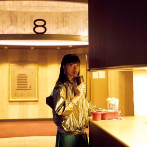 文筆家・伊藤亜和さんが薦めたい映画、薦められた映画。『哀れなるものたち』を鑑賞した13スクリーンあるシネコン『横浜ブルク13』にて。「高校時代は映画を週1～2回観ていました。この映画館での鑑賞のお供はポテチキとジンジャーエールが定番」 | 『哀れなるものたち』を鑑賞した13スクリーンあるシネコン『横浜ブルク13』にて。「高校時代は映画を週1～2回観ていました。この映画館での鑑賞のお供はポテチキとジンジャーエールが定番」