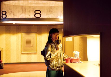 文筆家・伊藤亜和さんが薦めたい映画、薦められた映画。『哀れなるものたち』を鑑賞した13スクリーンあるシネコン『横浜ブルク13』にて。「高校時代は映画を週1～2回観ていました。この映画館での鑑賞のお供はポテチキとジンジャーエールが定番」 | 『哀れなるものたち』を鑑賞した13スクリーンあるシネコン『横浜ブルク13』にて。「高校時代は映画を週1～2回観ていました。この映画館での鑑賞のお供はポテチキとジンジャーエールが定番」