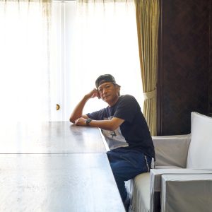 写真家・若木信吾さんが薦めたい映画、薦められた映画。自身が運営する書店『BOOKS AND PRINTS』がある地元、浜松にある木下惠介記念館にて。「時代や環境が変わっても、パッケージされたままの状態で鑑賞できるのも映画の魅力ですね」と語る。 | 自身が運営する書店『BOOKS AND PRINTS』がある地元、浜松にある木下惠介記念館にて。「時代や環境が変わっても、パッケージされたままの状態で鑑賞できるのも映画の魅力ですね」と語る。 写真家・若木信吾さんが薦めたい映画、薦められた映画。自身が運営する書店『BOOKS AND PRINTS』がある地元、浜松にある木下惠介記念館にて。「時代や環境が変わっても、パッケージされたままの状態で鑑賞できるのも映画の魅力ですね」と語る。 | 自身が運営する書店『BOOKS AND PRINTS』がある地元、浜松にある木下惠介記念館にて。「時代や環境が変わっても、パッケージされたままの状態で鑑賞できるのも映画の魅力ですね」と語る。
