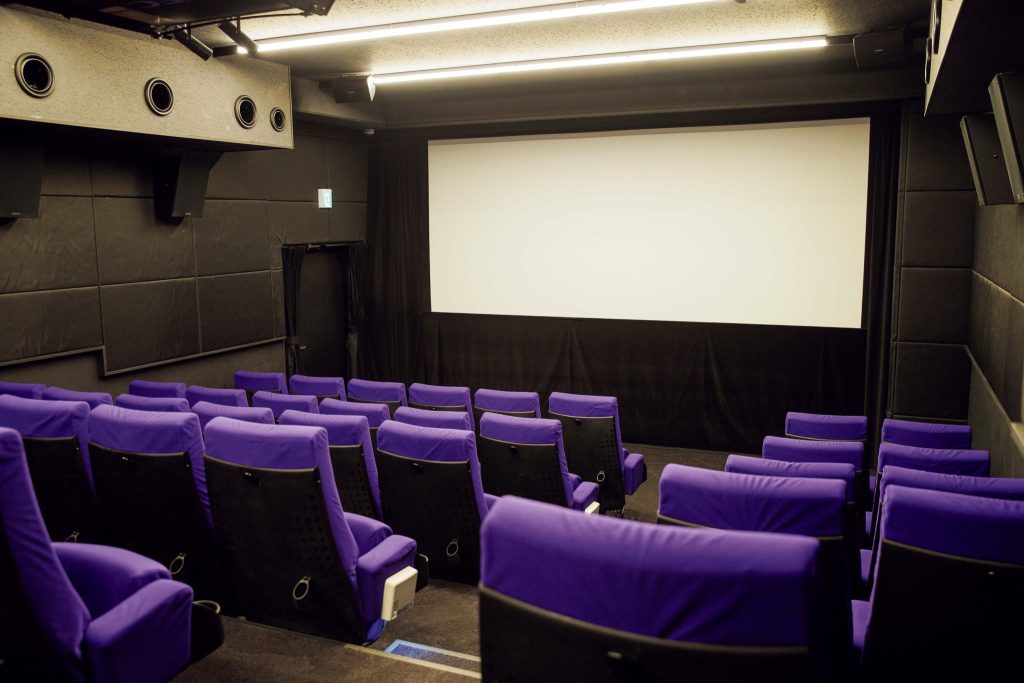 上映作品に合わせたオリジナルマガジンやイベントを通して、映画の楽しみを広げる。東京・菊川『Stranger』。座席は、閉館した映画館から譲り受けたもの。クッション性があり、座り心地が良い。