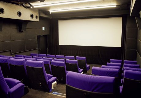 上映作品に合わせたオリジナルマガジンやイベントを通して、映画の楽しみを広げる。東京・菊川『Stranger』。座席は、閉館した映画館から譲り受けたもの。クッション性があり、座り心地が良い。 | 座席は、閉館した映画館から譲り受けたもの。クッション性があり、座り心地が良い。