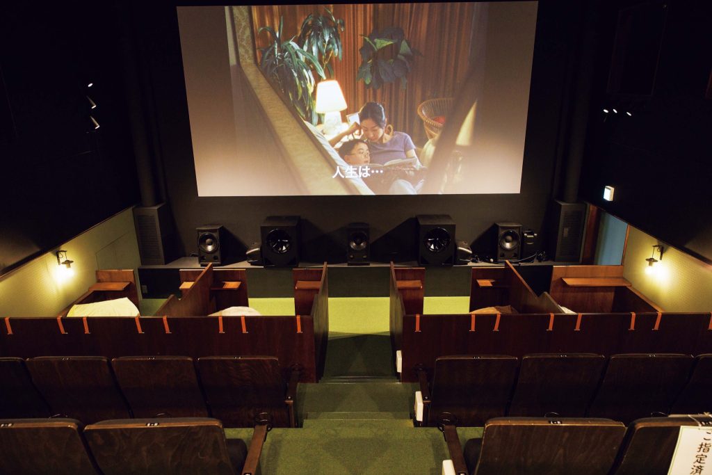 カフェ、シアター、シェアハウス。3階建ての「住める」映画館。埼玉・大宮『OttO』。 | 日本のオーディオブランド〈BWV〉のスピーカーを採用。正確で曇りのない音で鑑賞できる。前方席は、横になれるボックスシートも備える。