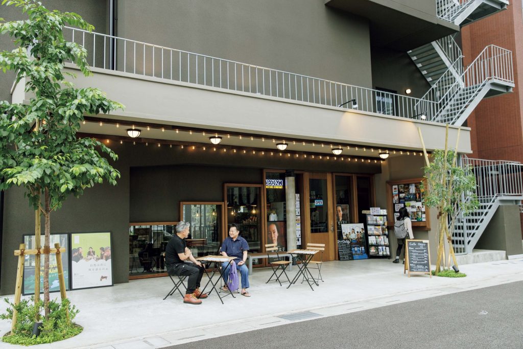 カフェ、シアター、シェアハウス。3階建ての「住める」映画館。埼玉・大宮『OttO』。 | 外にも対話できる空間が。この日はシェアハウスの居住者と歓談。