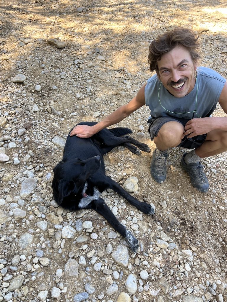 ワインと旅。南フランス・ニヨンへ。写真と文：平澤淳一 (〈gubigubi〉主宰) #3　犬と遊ぶレミー。 | 犬と遊ぶレミー。