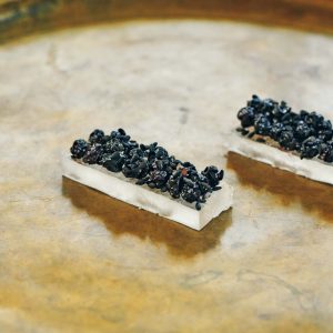 狸谷山不動院に寄せた「のこり火」。【〈御菓子丸〉が一皿で表す、京都、寺社仏閣の風景 vol.28】