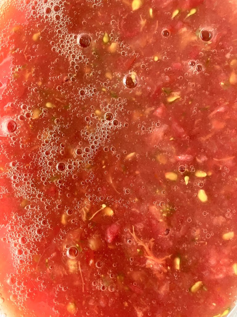 すりおろしたトマトは、ミキサーにかけるよりも鮮やかできれいな赤い色に。すりおろしトマト 【長尾智子 おいしいニュー・スタンダード。 vol.3】 | すりおろしたトマトは、ミキサーにかけるよりも鮮やかできれいな赤い色に。 すりおろしたトマトは、ミキサーにかけるよりも鮮やかできれいな赤い色に。すりおろしトマト 【長尾智子 おいしいニュー・スタンダード。 vol.3】 | すりおろしたトマトは、ミキサーにかけるよりも鮮やかできれいな赤い色に。