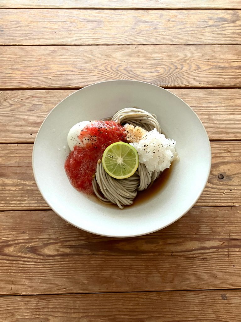 すりおろしトマトとやわらかな茹でたまご、粗い大根おろしをたっぷりのせた蕎麦。すだちを真ん中に。濃いめのめんつゆに大根おろしの水分を足して、最後に周りからそっと注ぎます。すりおろしトマト 【長尾智子 おいしいニュー・スタンダード。 vol.3】 | すりおろしトマトとやわらかな茹でたまご、粗い大根おろしをたっぷりのせた蕎麦。すだちを真ん中に。濃いめのめんつゆに大根おろしの水分を足して、最後に周りからそっと注ぎます。 すりおろしトマトとやわらかな茹でたまご、粗い大根おろしをたっぷりのせた蕎麦。すだちを真ん中に。濃いめのめんつゆに大根おろしの水分を足して、最後に周りからそっと注ぎます。すりおろしトマト 【長尾智子 おいしいニュー・スタンダード。 vol.3】 | すりおろしトマトとやわらかな茹でたまご、粗い大根おろしをたっぷりのせた蕎麦。すだちを真ん中に。濃いめのめんつゆに大根おろしの水分を足して、最後に周りからそっと注ぎます。