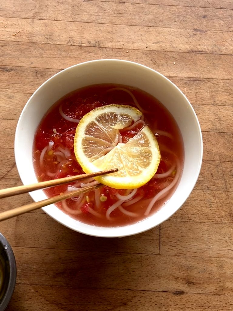 すりおろしトマトに白だしと水を加えて、茹でたそうめんにたっぷりと。風味づけはレモンのスライスで。すりおろしトマト 【長尾智子 おいしいニュー・スタンダード。 vol.3】 | すりおろしトマトに白だしと水を加えて、茹でたそうめんにたっぷりと。風味づけはレモンのスライスで。 すりおろしトマトに白だしと水を加えて、茹でたそうめんにたっぷりと。風味づけはレモンのスライスで。すりおろしトマト 【長尾智子 おいしいニュー・スタンダード。 vol.3】 | すりおろしトマトに白だしと水を加えて、茹でたそうめんにたっぷりと。風味づけはレモンのスライスで。