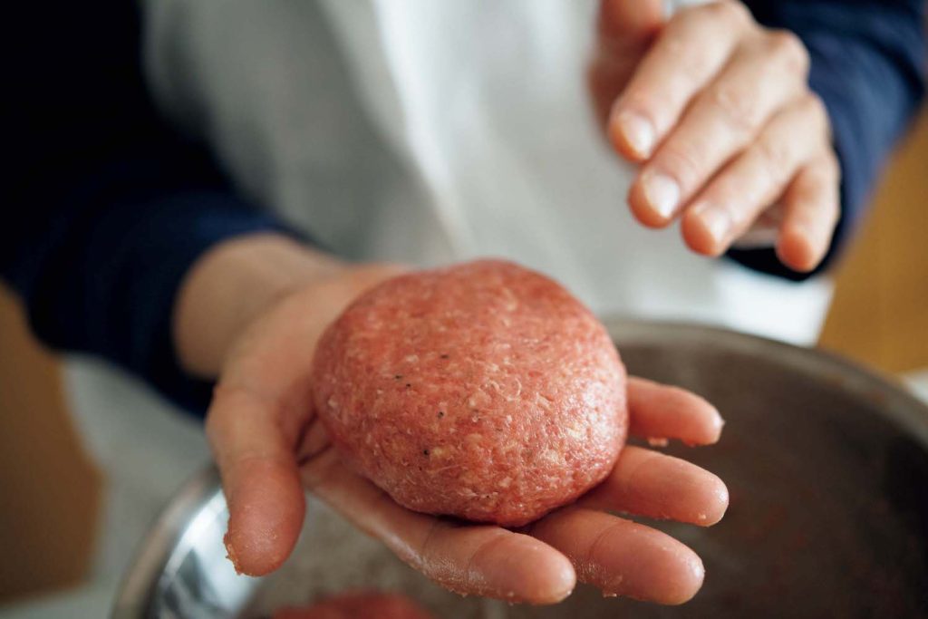 グリル料理と秋色のサイドメニュー。渡辺有子の料理教室3年目8月 | よく練った肉ダネを4等分に。空気を抜きながら表面にツヤが出るまで成形する。