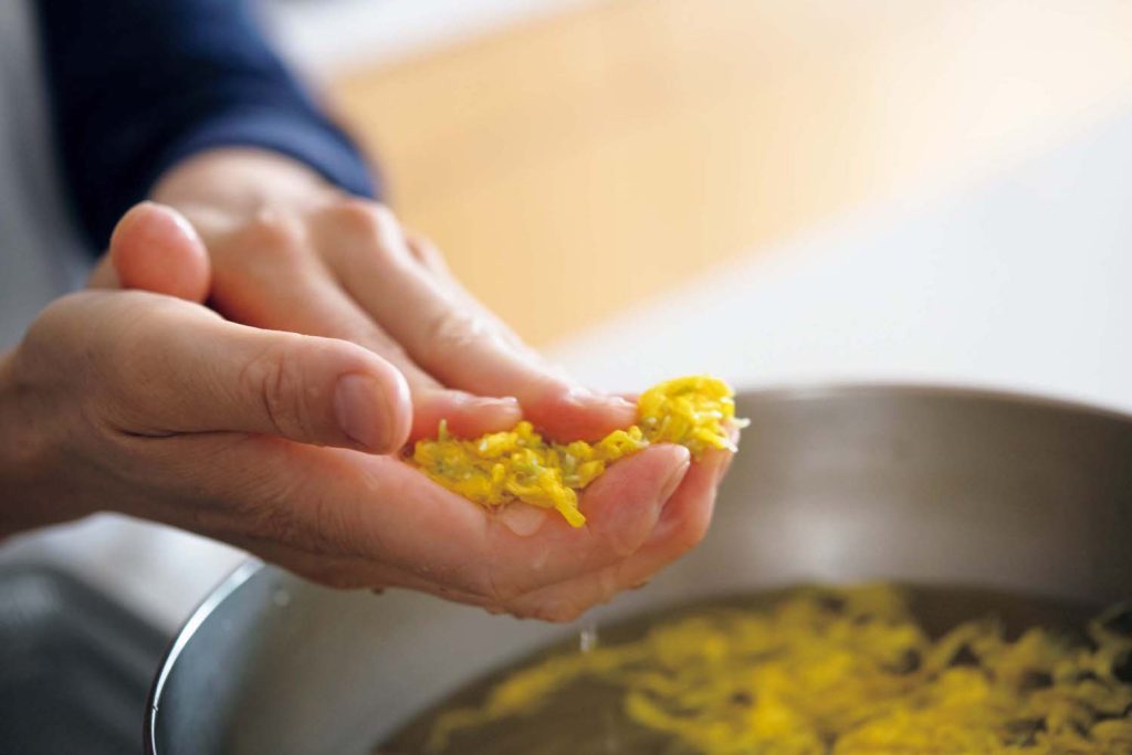 グリル料理と秋色のサイドメニュー。渡辺有子の料理教室3年目8月 | 菊の花びらは、しぼるのではなく、手のひらで押さえながら水気をきる。