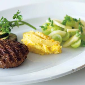 グリル料理と秋色のサイドメニュー。渡辺有子の料理教室3年目8月 | 3品をワンプレートに盛り付けても。オーバルの大皿などあれば、料理がより映える。