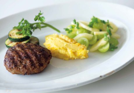 グリル料理と秋色のサイドメニュー。渡辺有子の料理教室3年目8月 | 3品をワンプレートに盛り付けても。オーバルの大皿などあれば、料理がより映える。