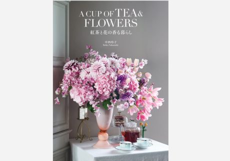 真似をしたくなる、お茶と花が香る暮らしの風景を切り取った本『A CUP OF TEA FLOWERS』。