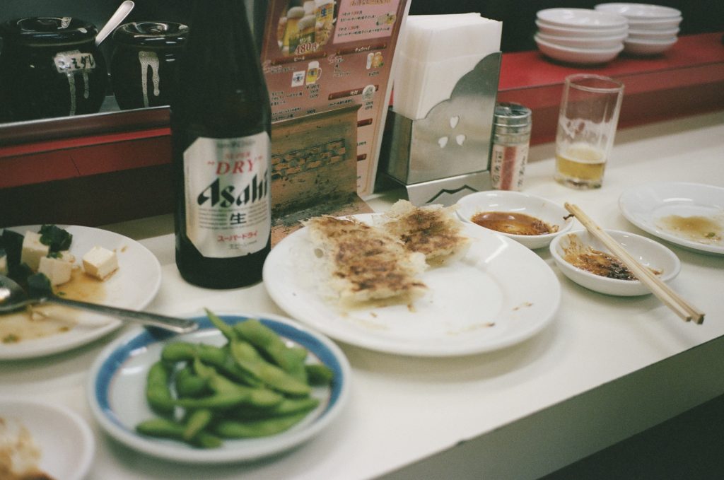 今月の写真家、今日の一枚。Elaine Lam vol.8 08_瓶ビールと皮の薄い餃子