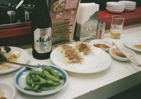 今月の写真家、今日の一枚。Elaine Lam vol.8 08_瓶ビールと皮の薄い餃子 | 瓶ビールと皮の薄い餃子
